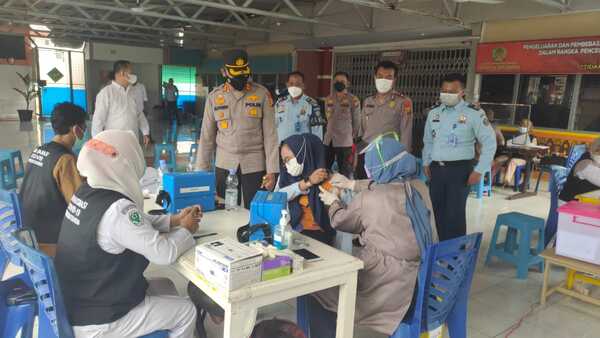 Kapolres Inhu, AKBP Bachtiar Alponso turun dan pantau langsung pelaksanaan vaksinasi Covid-19 di Rutan kelas II B Rengat. 